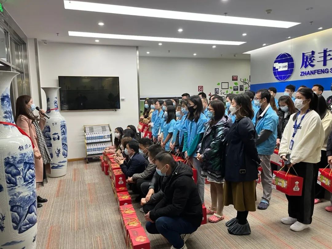 情系員工，年味濃濃-展豐科技向全體員工發放年貨